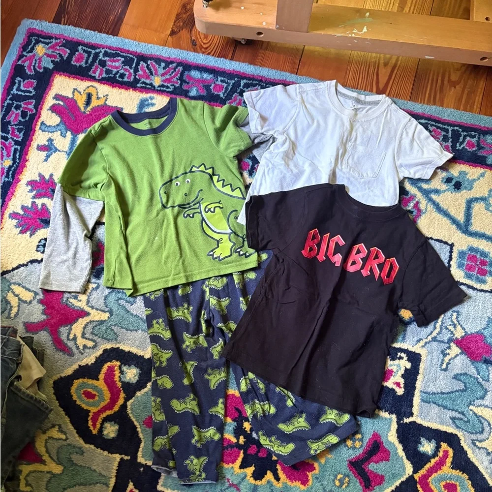 The Children's Place Green Dinosaur Pajama Set bundle lot t-shirt clothing 4-5